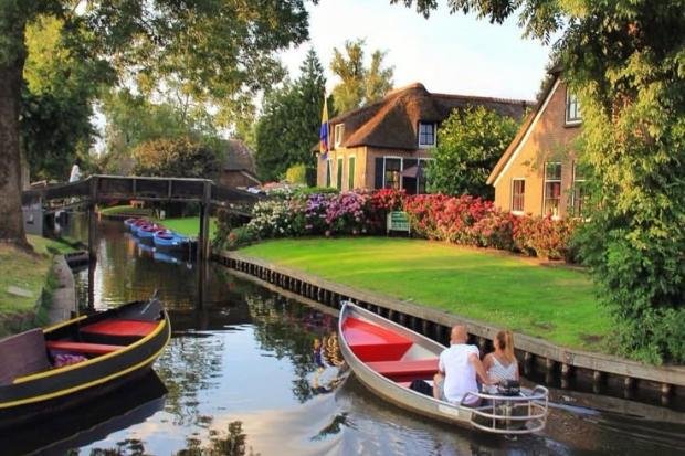 Perahu Menjadi Transportasi Utama di Giethoorn