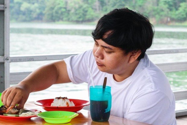 Tangan Membantu Ritme Makan