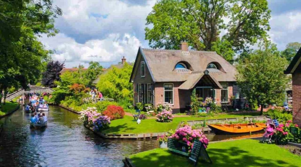 Giethoorn, Desa Unik Tanpa Jalan di Belanda