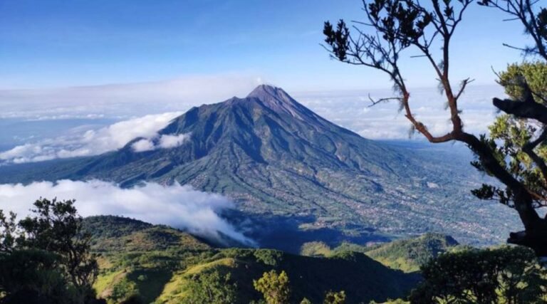 Mendaki Gunung Merbabu, Antara Tren dan Pengalaman Alam