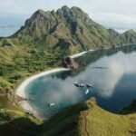 Pulau Padar, Pesona Bukit dan Teluk yang Bikin Siapapun Susah Melupakan