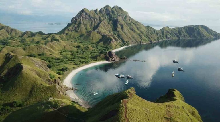 Pulau Padar, Pesona Bukit dan Teluk yang Bikin Siapapun Susah Melupakan