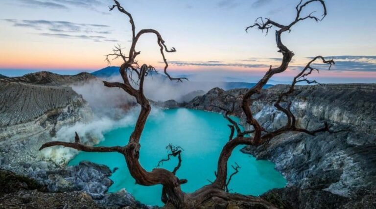 Kawah Ijen dan Pesona Blue Fire