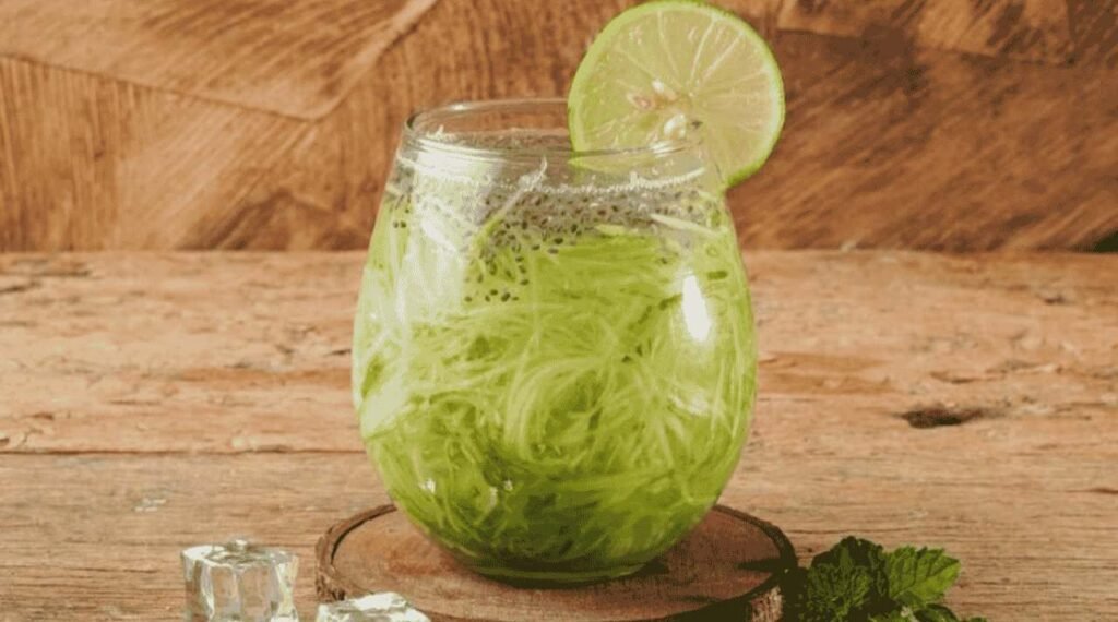 Kesegaran Alami dalam Segelas Es Timun Serut Selasih